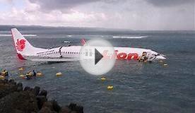 Самолет упал в море и разломился надвое: первые фото